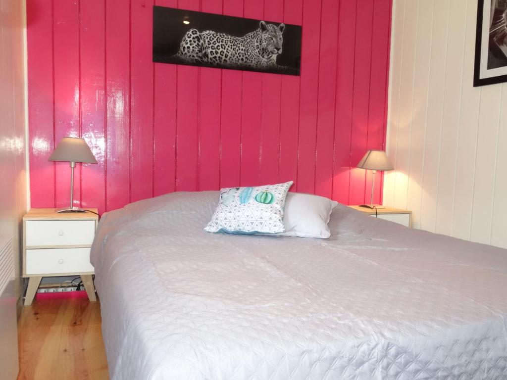 Postel nebo postele na pokoji v ubytování Chalet Le Bois d'Amour by Interhome