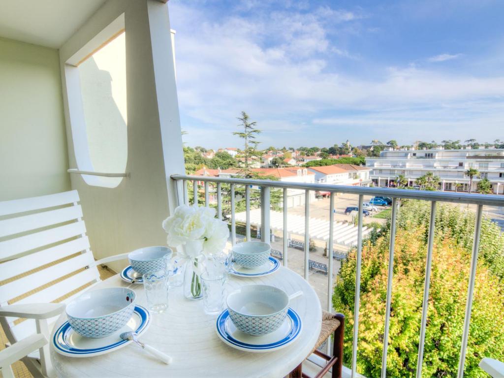 - un balcon avec une table et une vue sur l'océan dans l'établissement Apartment Saint Palais-6 by Interhome, à Saint-Palais-sur-Mer