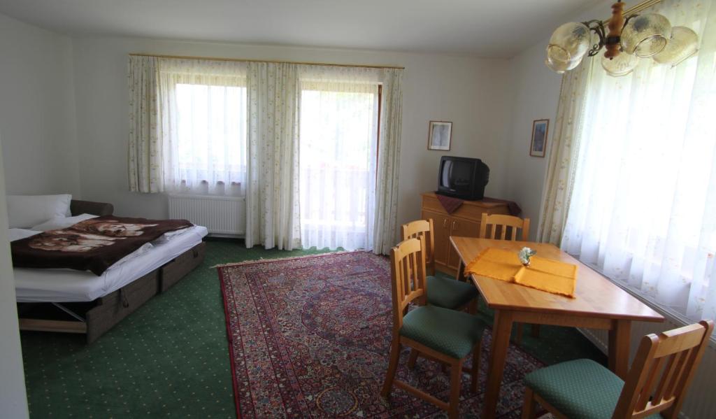 Postel nebo postele na pokoji v ubytování Pension Hubertushof beim Römerbad