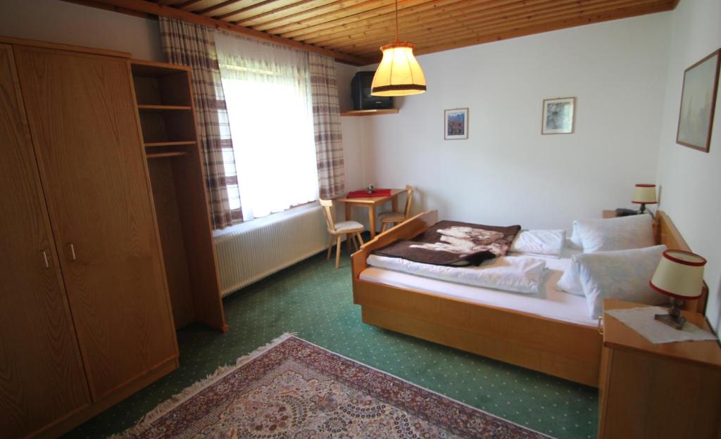 Postel nebo postele na pokoji v ubytování Pension Hubertushof beim Römerbad