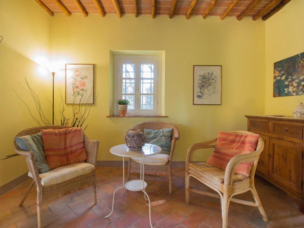 A seating area at Holiday Home Villa il Pellicano by Interhome