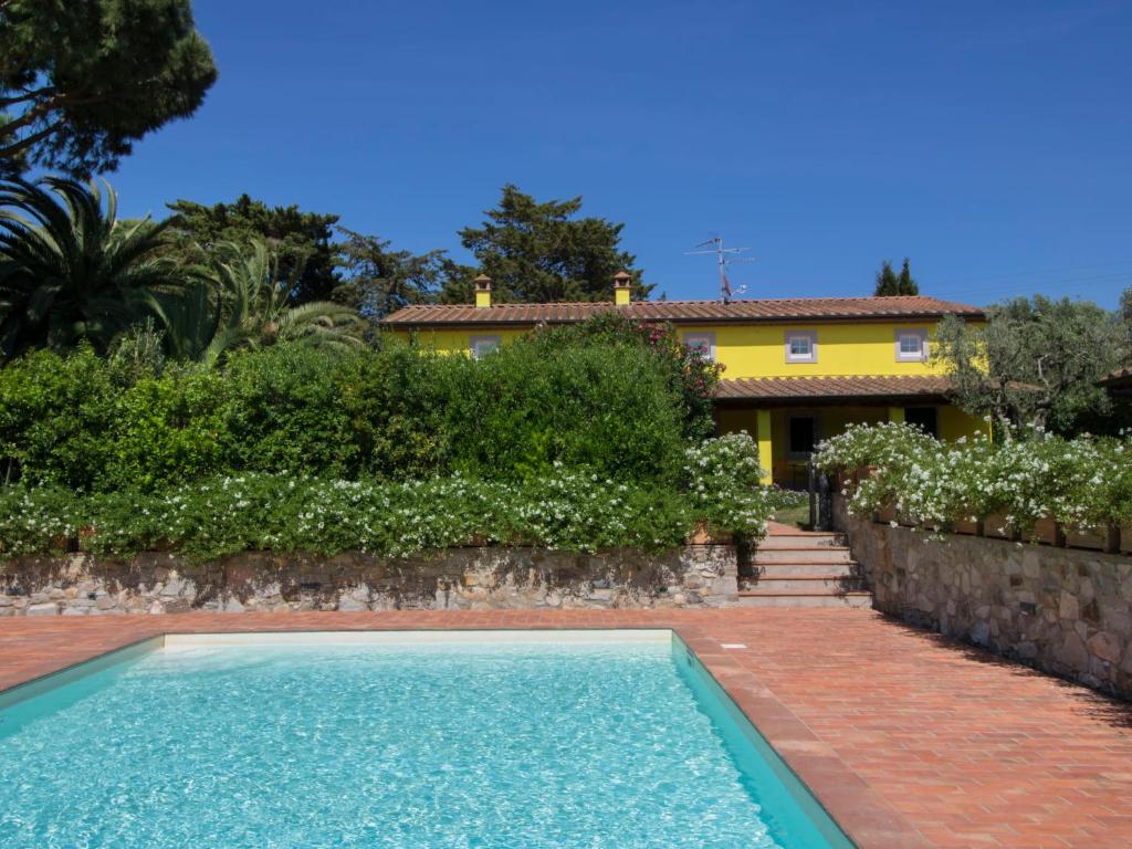 The swimming pool at or close to Holiday Home Villa il Pellicano by Interhome