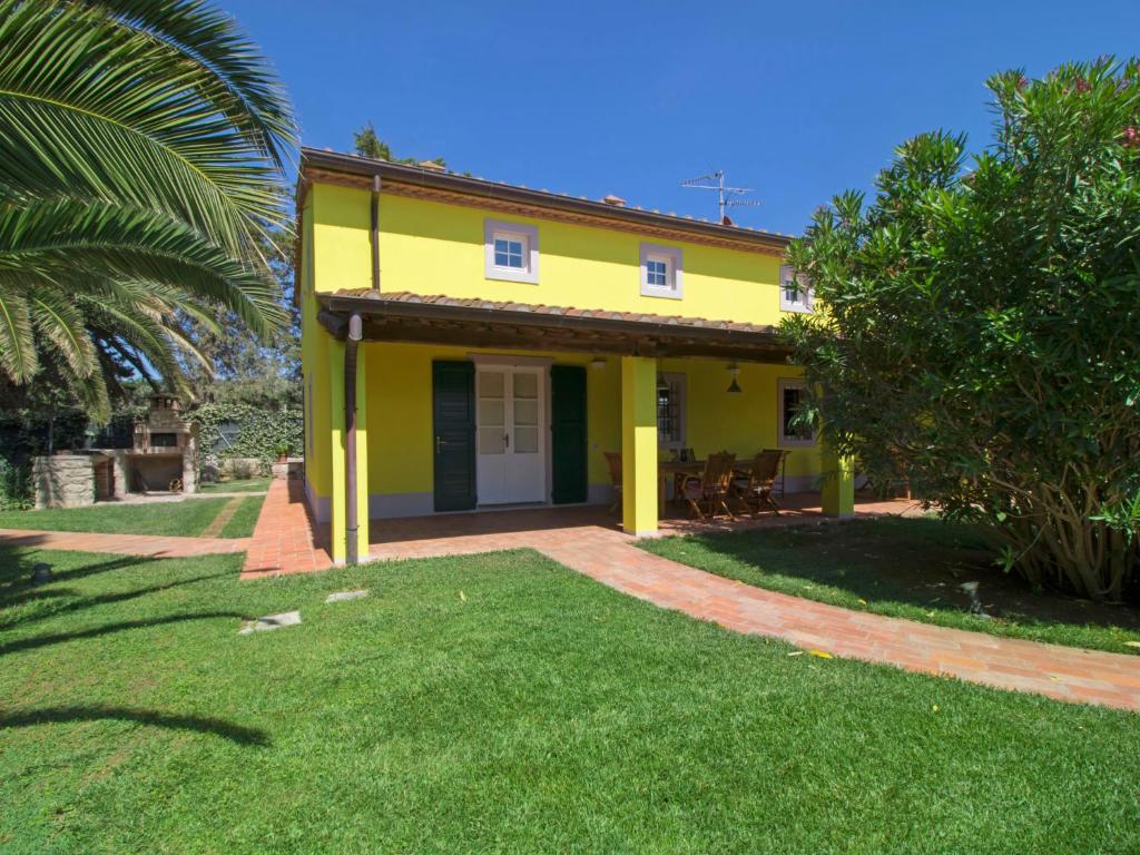 A garden outside Holiday Home Villa il Pellicano by Interhome