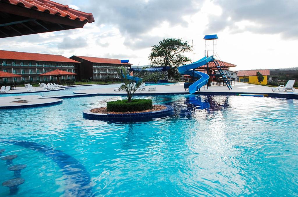 una gran piscina con un tobogán de agua en Hotel Canarius de Gravatá, en Gravatá