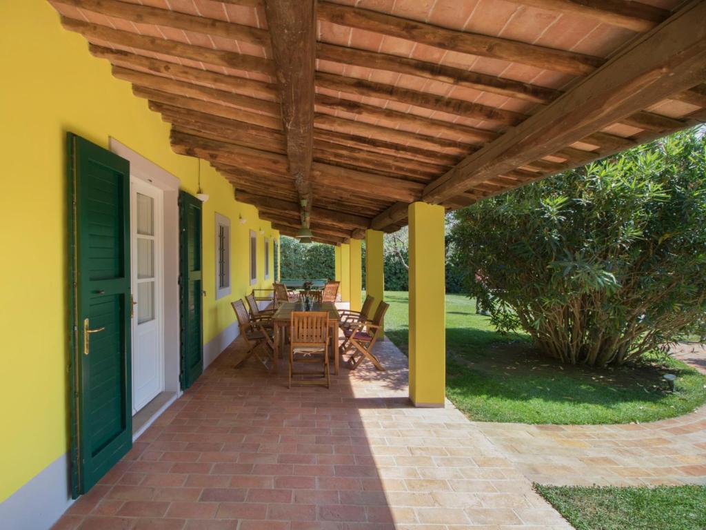 A garden outside Holiday Home Villa il Pellicano by Interhome