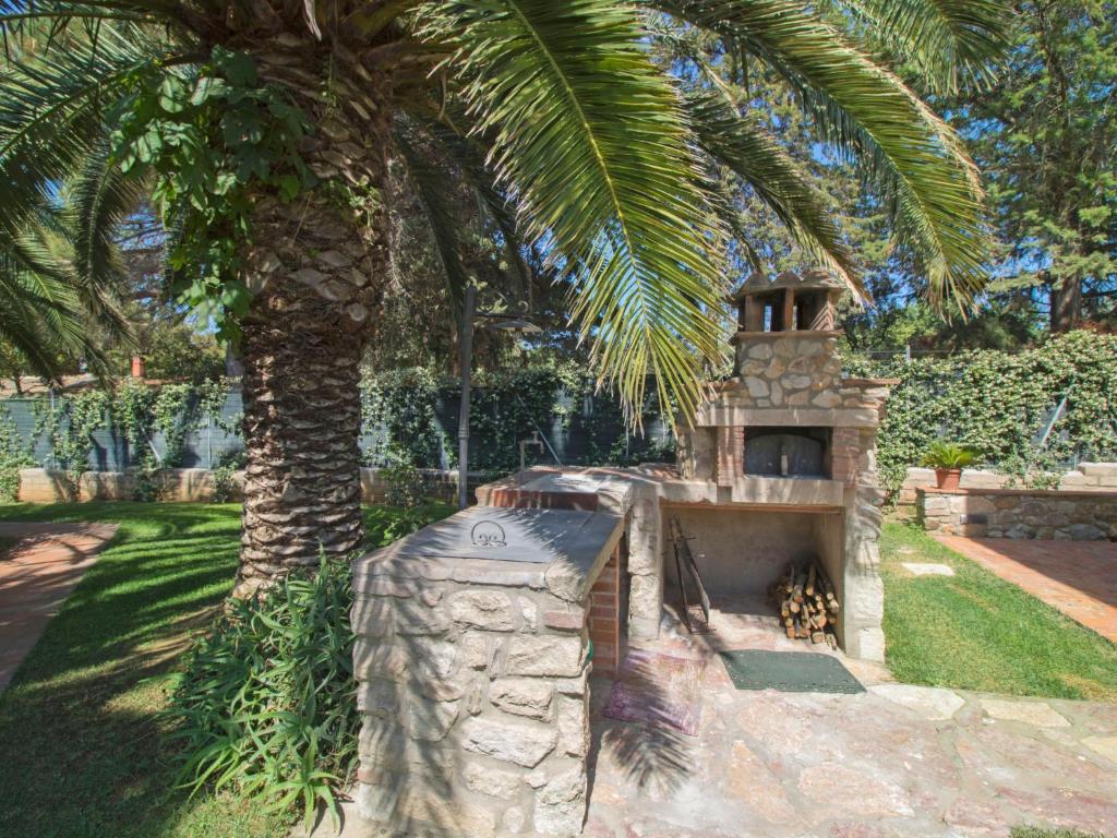 A garden outside Holiday Home Villa il Pellicano by Interhome