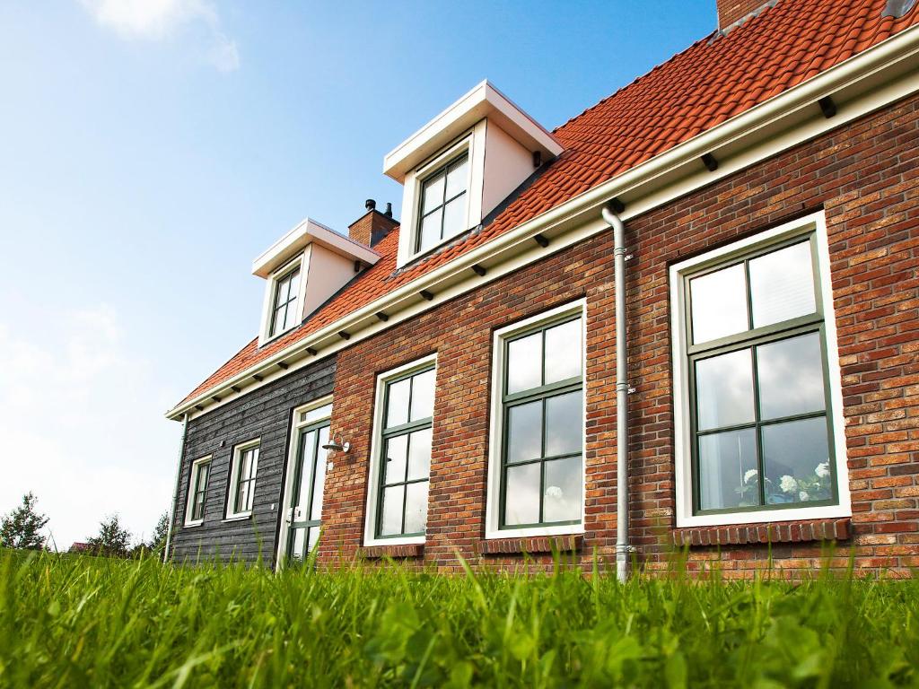 ColijnsplaatにあるHoliday Home Ganuenta-2 by Interhomeの煉瓦造りの建物