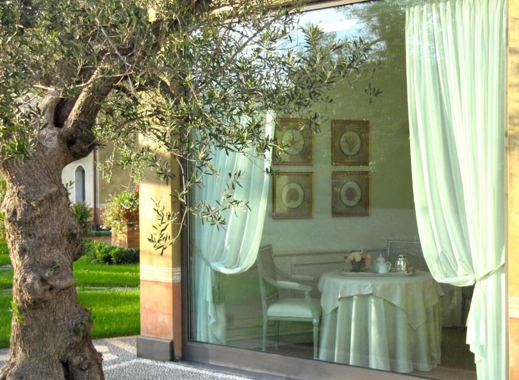 a dining room with a table and a tree at Villa Agnese in Sestri Levante