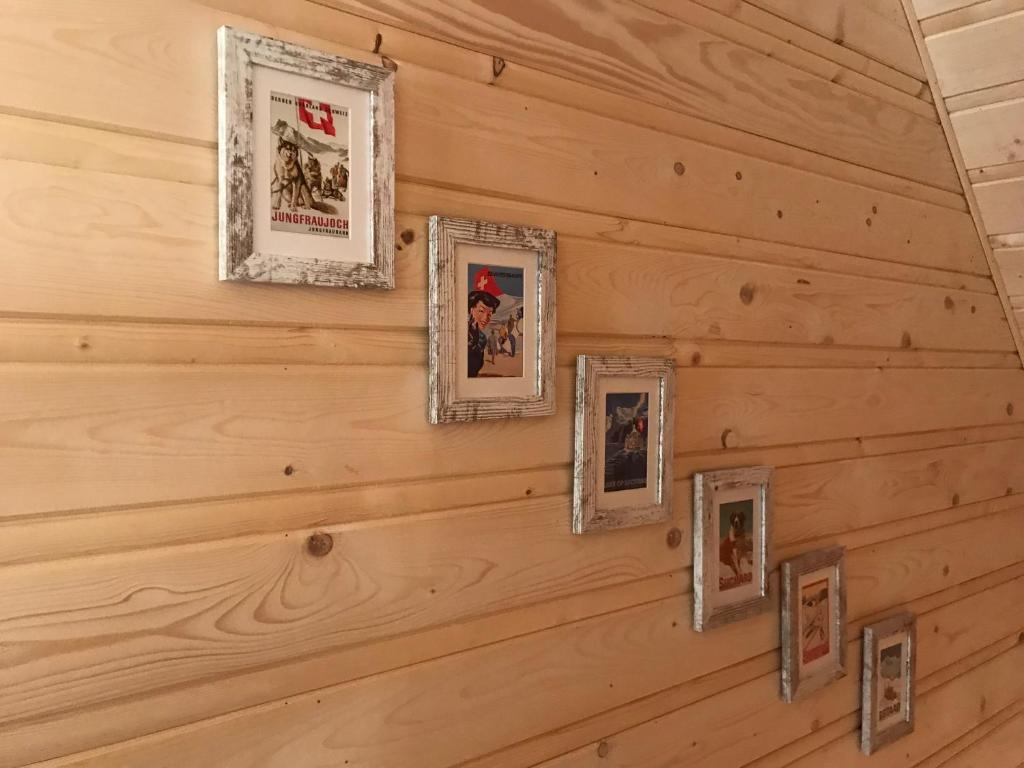eine Wand mit Bildern darauf in der Unterkunft Swiss Chalet in Steninge