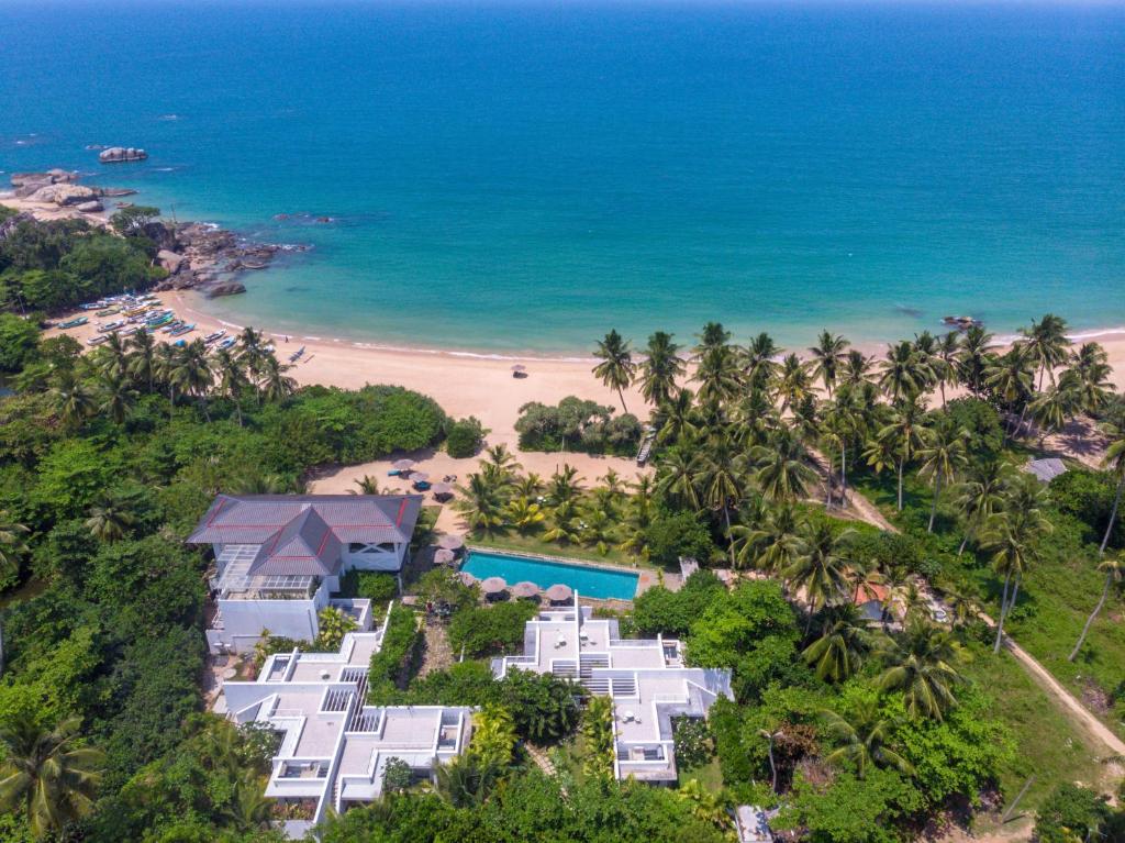 an aerial view of the resort and the beach at Calamansi Cove Villas in Balapitiya