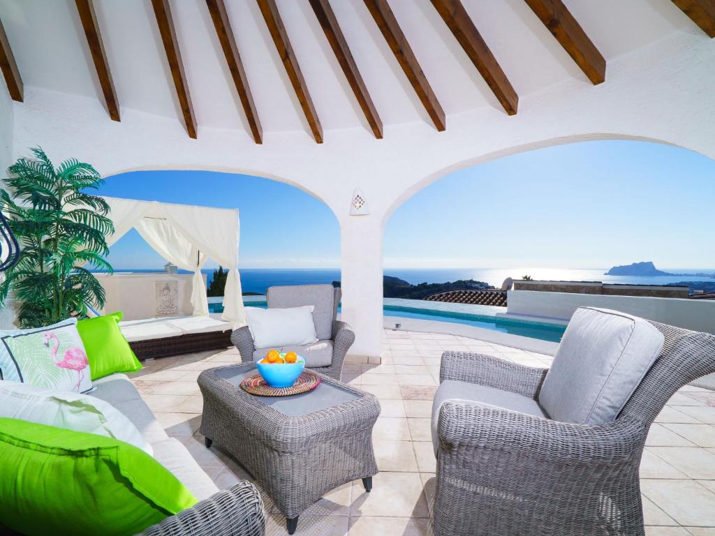 um pátio com vista para o oceano em Villa Villa Kalmias by Interhome em Cumbre del Sol