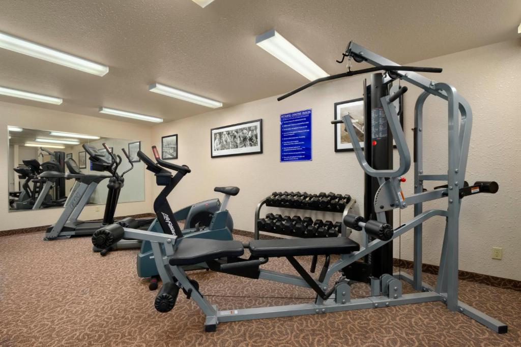 Fitness centrum a/nebo fitness zařízení v ubytování Days Inn by Wyndham Red Deer