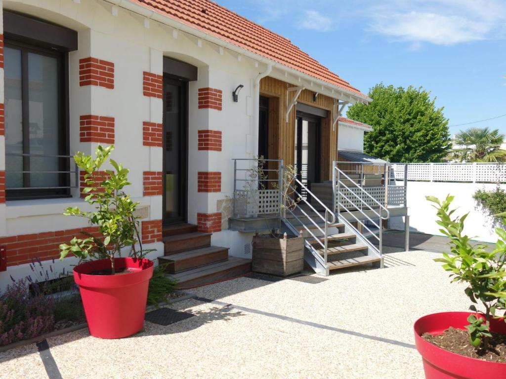 une maison avec des escaliers et des plantes devant elle dans l'établissement Holiday Home Valombre by Interhome, à Pontaillac