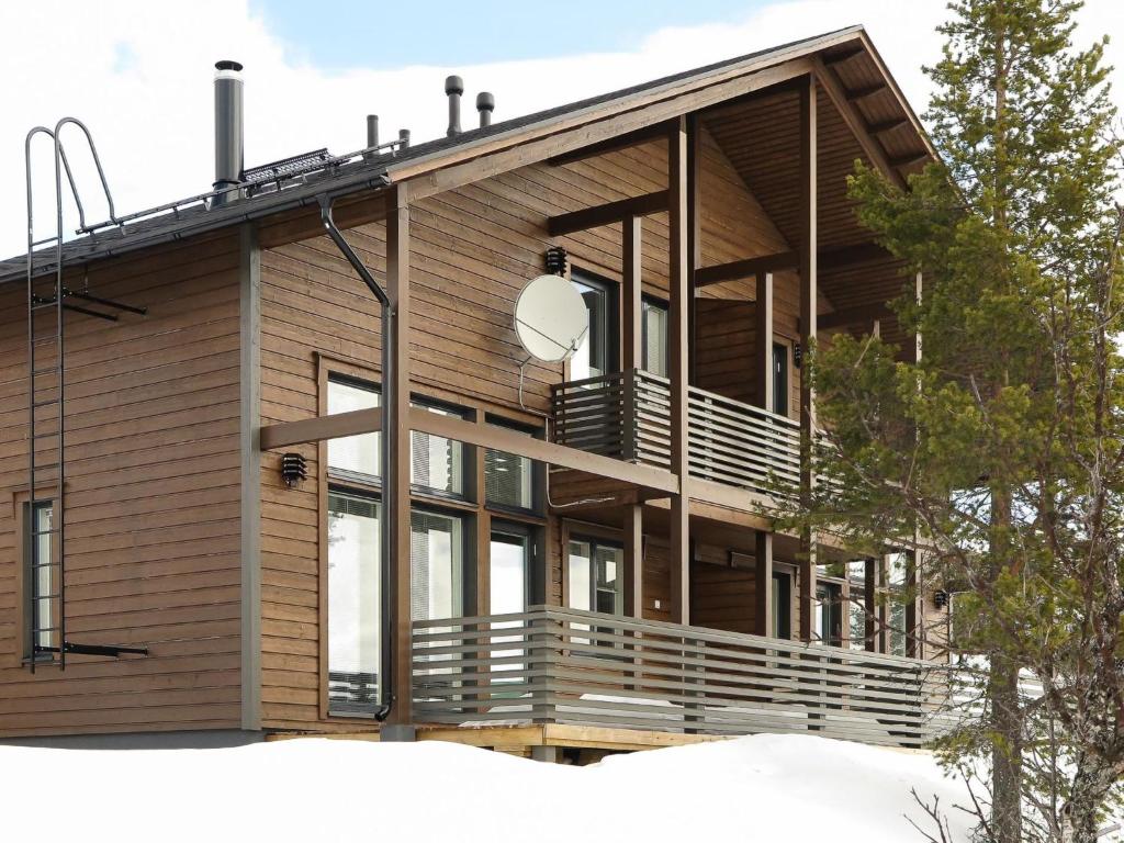 Casa de madera con porche grande y balcón en Holiday Home Kotka b by Interhome, en Saariselkä