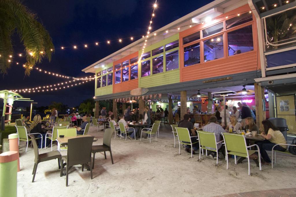 En restaurant eller et andet spisested på Pirate's Cove Resort and Marina - Stuart