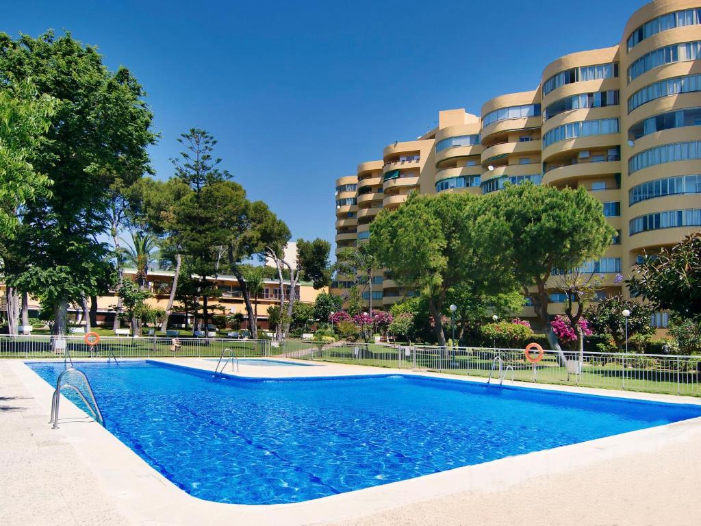 une piscine en face d'un grand immeuble dans l'établissement Apartment El Rocío by Interhome, à Torremolinos