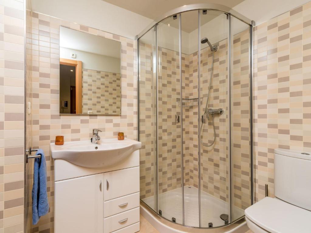 A bathroom at Apartment Golde Gardens by Interhome