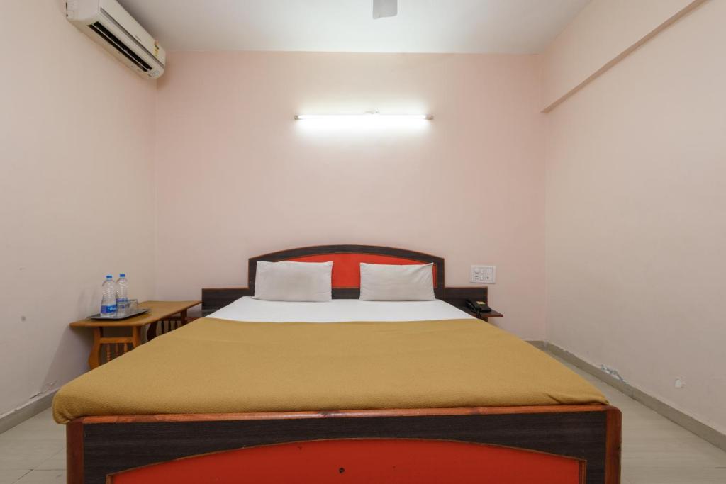 Postel nebo postele na pokoji v ubytování Hotel Sai Shraddha