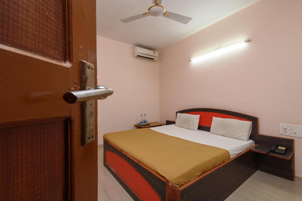 Postel nebo postele na pokoji v ubytování Hotel Sai Shraddha
