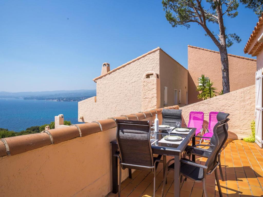 einen Tisch und Stühle auf einem Balkon mit Meerblick in der Unterkunft Apartment Mas de la Madrague-10 by Interhome in La Madrague