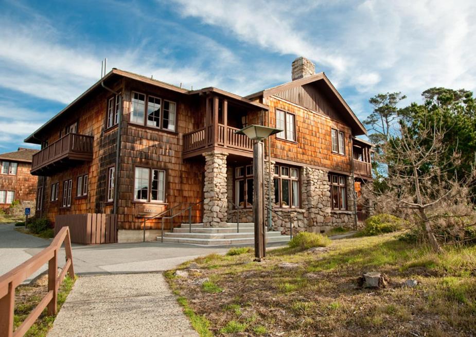 uma grande casa de tijolos com um alpendre e um alpendre em Asilomar Conference Grounds em Pacific Grove