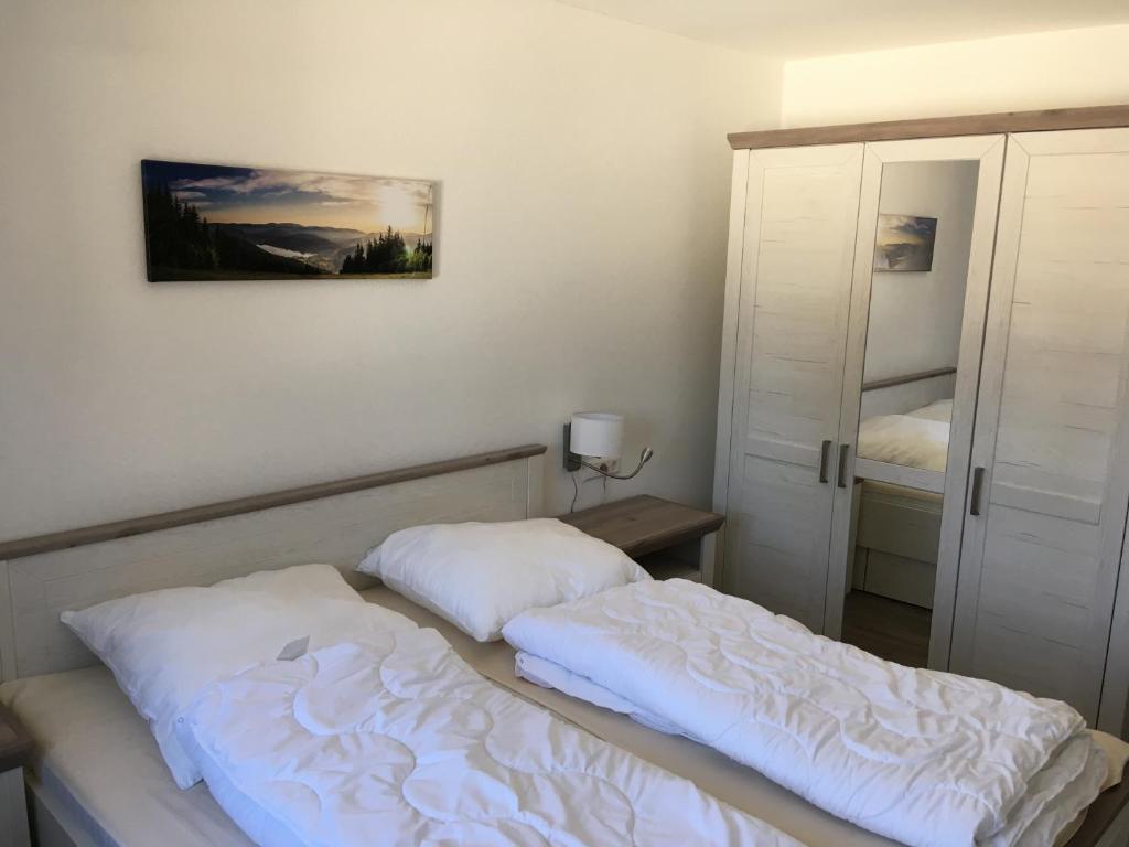Postel nebo postele na pokoji v ubytování Blackforest Lounge direkt an der Skipiste, Ski in & Ski out, Skischule im Haus, Startpunkt für Wanderungen