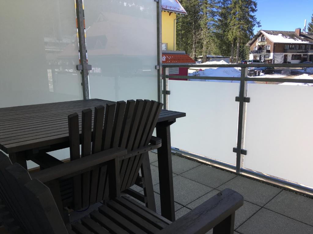 Balkón nebo terasa v ubytování Blackforest Lounge direkt an der Skipiste, Ski in & Ski out, Skischule im Haus, Startpunkt für Wanderungen