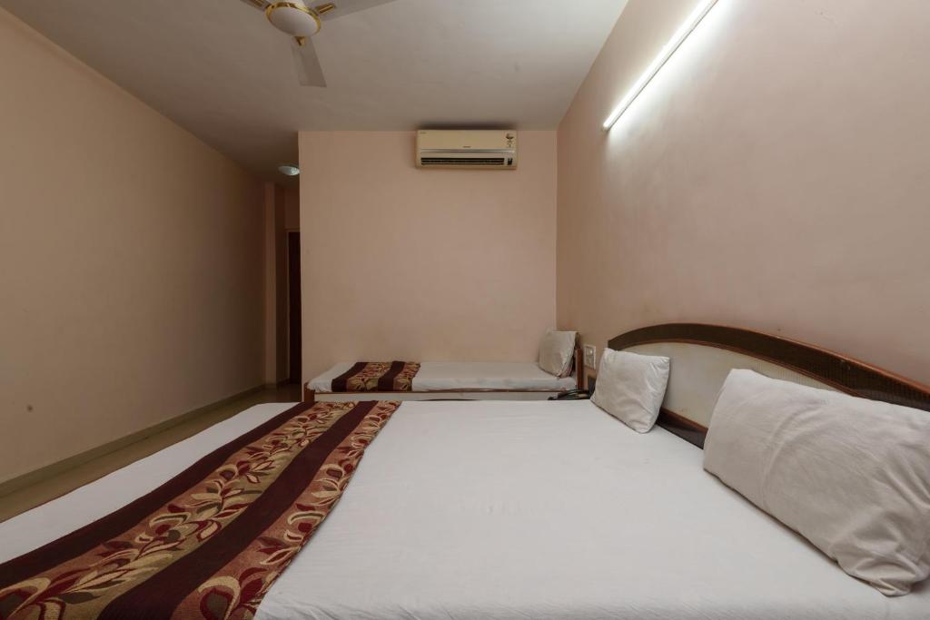 Postel nebo postele na pokoji v ubytování Hotel Sai Shraddha