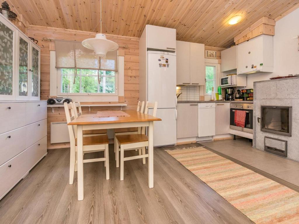 Kuchyň nebo kuchyňský kout v ubytování Holiday Home Isoniemi by Interhome