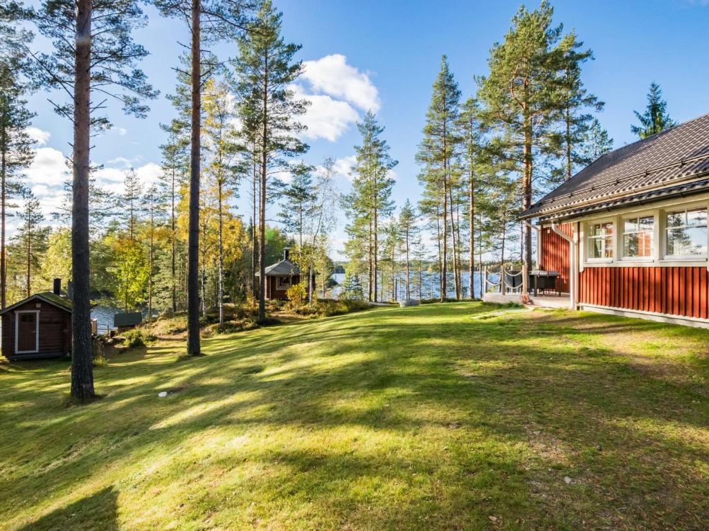 un gran patio junto a una casa con árboles en Holiday Home Kannonniemi by Interhome, en Majavesi