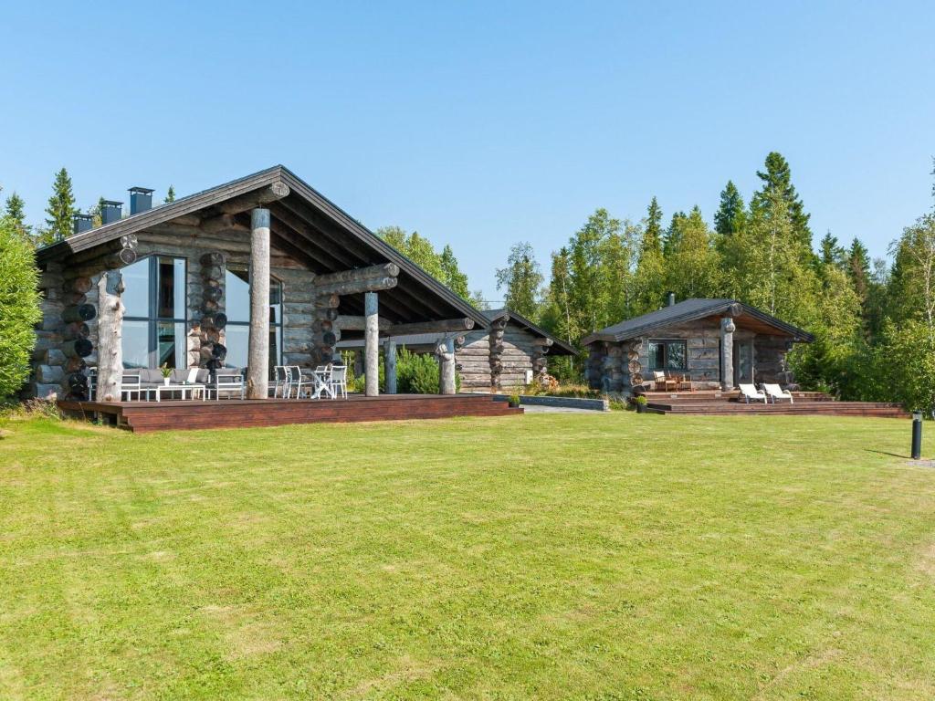 ein Blockhaus mit großem Rasen davor in der Unterkunft Holiday Home Villa pärla by Interhome in Myllykangas