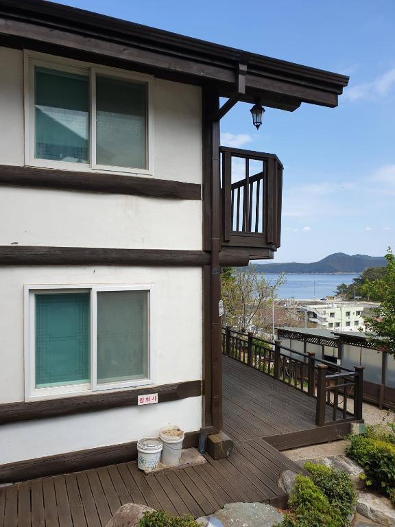 Tongyeong Yehyang Pension - Maison De Ville De Trois Chambres