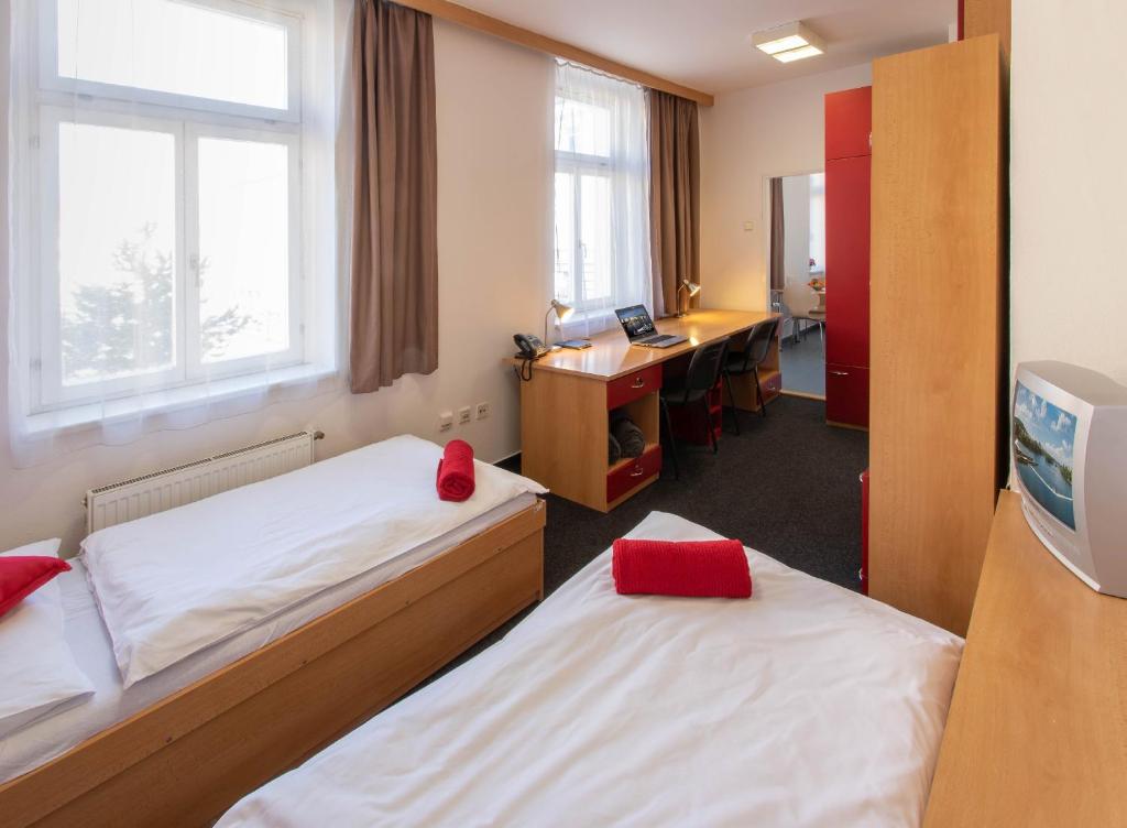 Masarykova Kolej - Twin Room With Private Bathroom