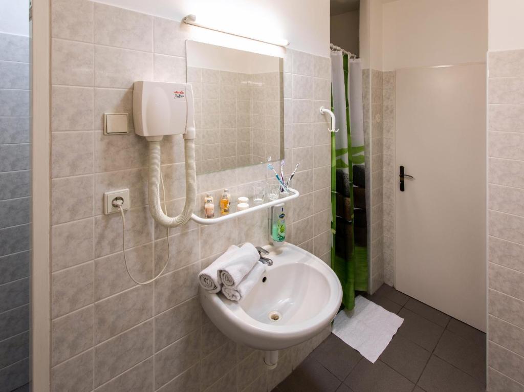 Masarykova Kolej - Triple Room With Private Bathroom
