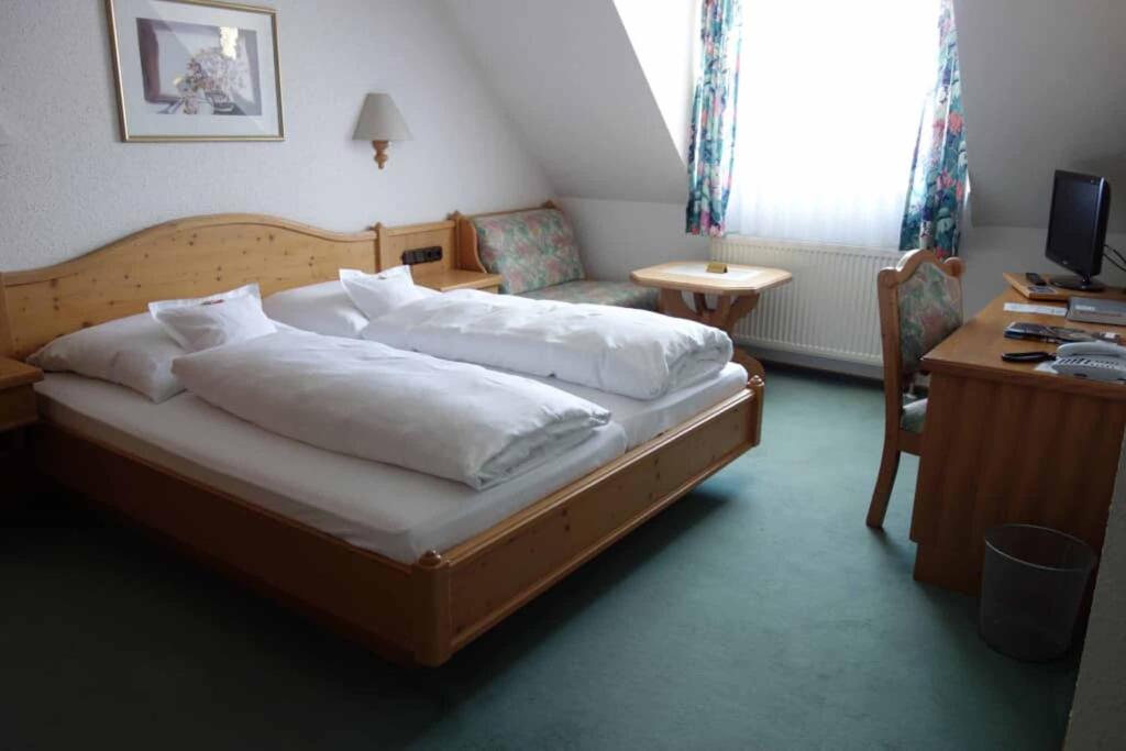 Postel nebo postele na pokoji v ubytování Hotel Bayerischer Hof