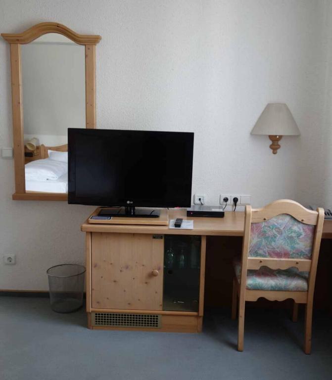 TV a/nebo společenská místnost v ubytování Hotel Bayerischer Hof