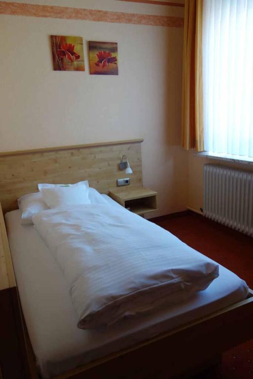 Postel nebo postele na pokoji v ubytování Hotel Bayerischer Hof