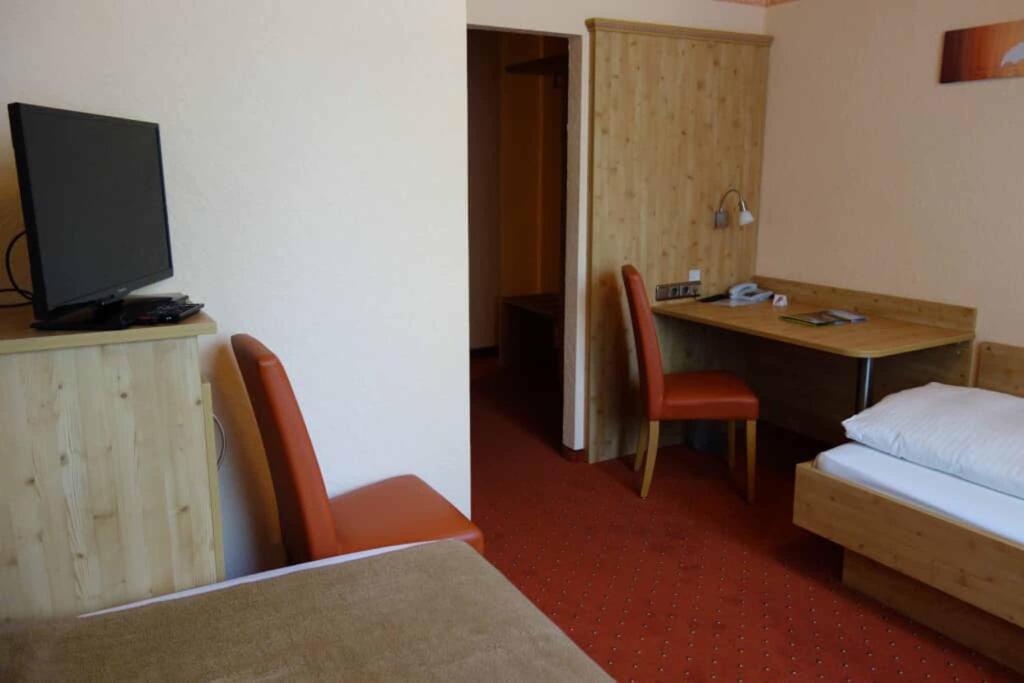 TV a/nebo společenská místnost v ubytování Hotel Bayerischer Hof