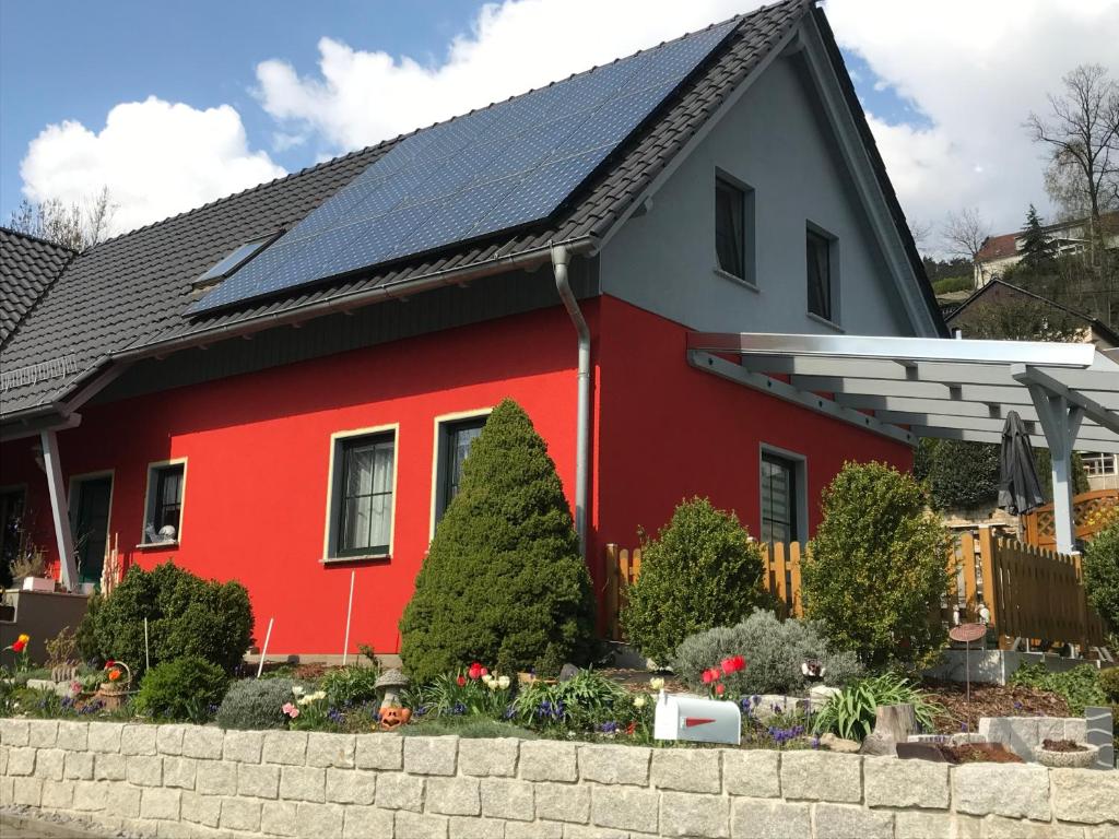 バート・シャンダウにあるFewo Ehrlich Sächs. Schweizの屋根に太陽光パネルを敷いた赤い家