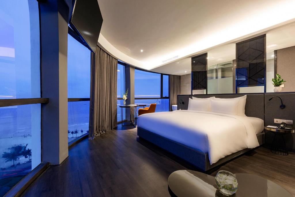 Phòng nghỉ tại Stella Maris Beach Danang mang phong cách hiện đại, trang nhã với nhiều lựa chọn dành cho cặp đôi và gia đình.