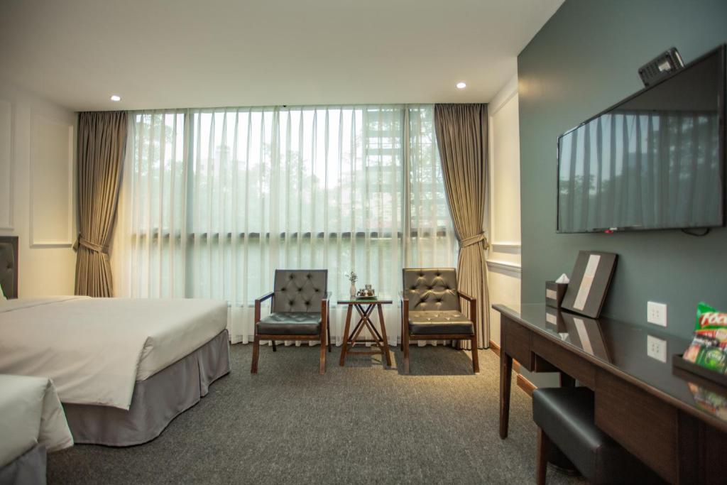 Postel nebo postele na pokoji v ubytování Adeline Hotel Hanoi