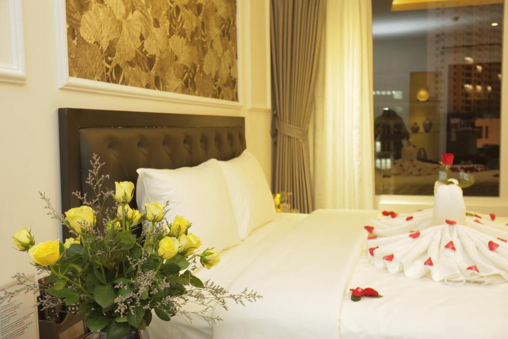 Postel nebo postele na pokoji v ubytování Adeline Hotel Hanoi