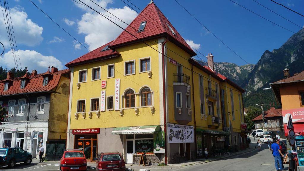Nespecifikovaný výhled na hory nebo výhled na hory při pohledu z hotelu