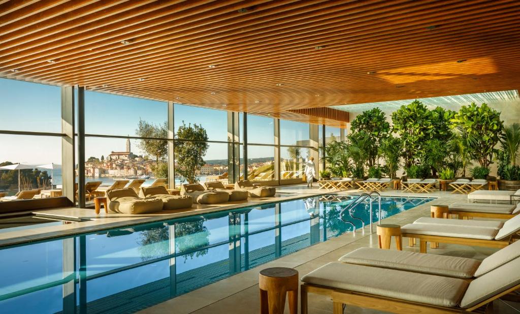 Bazén v ubytování Grand Park Hotel Rovinj by Maistra Collection nebo v jeho okolí