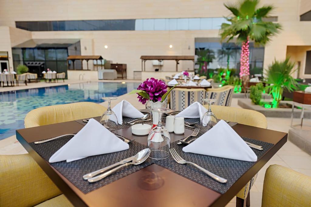 HOLIDAY SUITES AL AZIZIAH