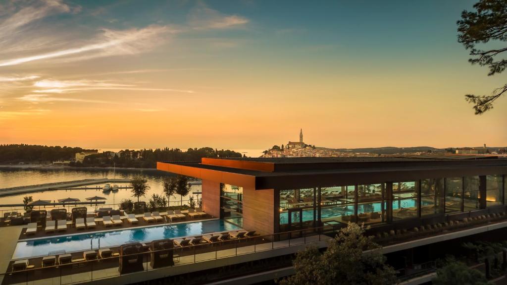 Bazén v ubytování Grand Park Hotel Rovinj by Maistra Collection nebo v jeho okolí
