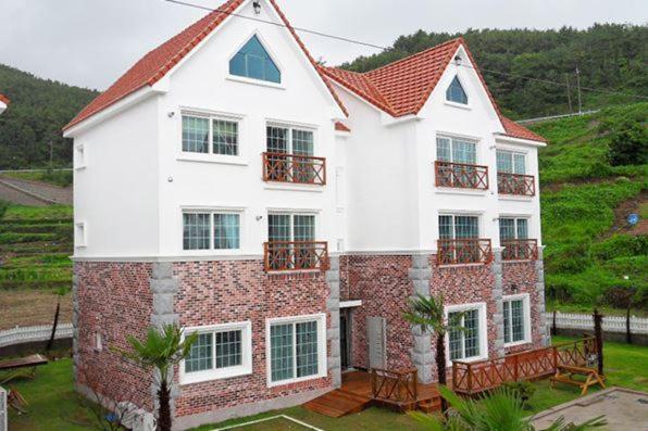 統營的住宿－Tongyeong Bada Sarang Pension，一座砖砌的白色大房子