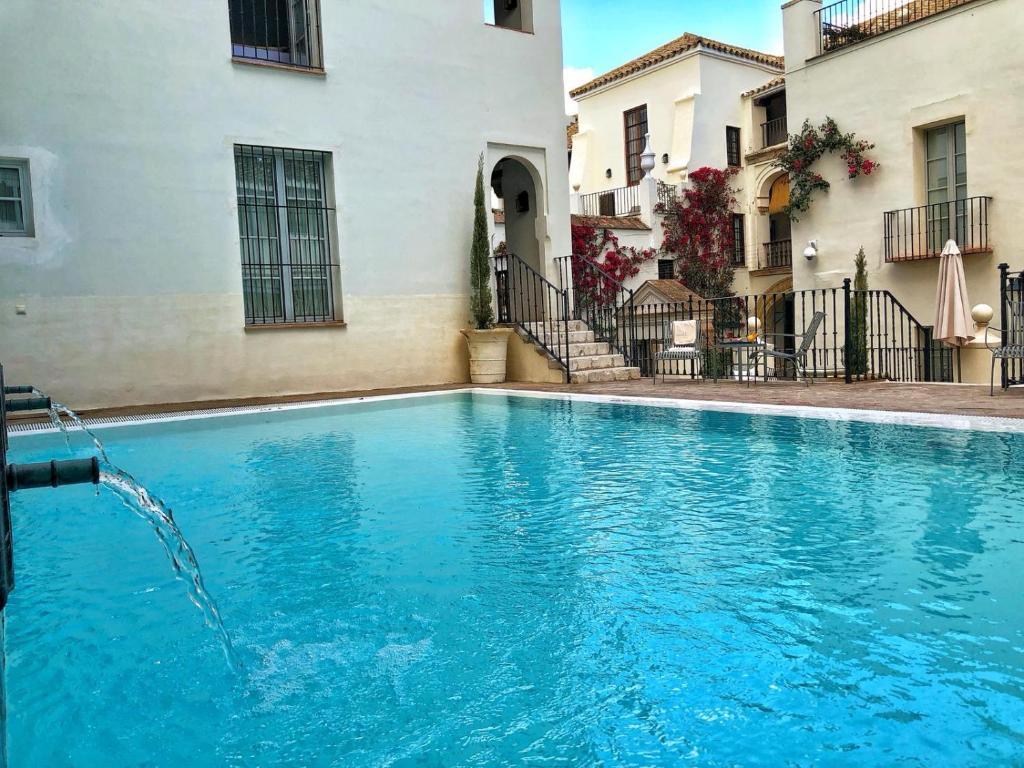 una piscina di fronte a un edificio di Las Casas de la Judería de Córdoba a Cordoba