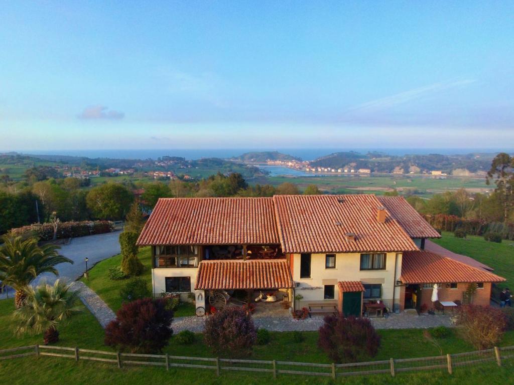 une vue aérienne sur une maison avec un toit dans l'établissement Paraje del Asturcon - Adults only, à Ribadesella