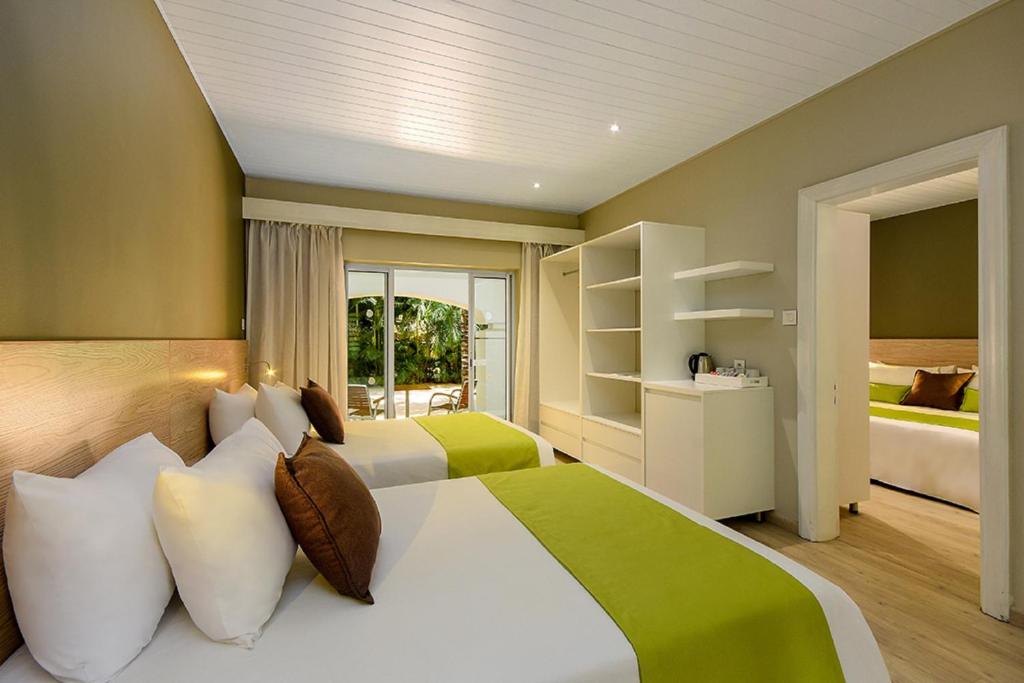 Кровать или кровати в номере Mauricia Beachcomber Resort & Spa